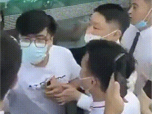 客户奥迪4S店维权反遭殴打完整视频曝光!网友:根本不像是劝架