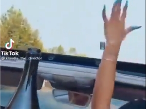 女网红拍短视频堵塞整条道路!结局令人舒适